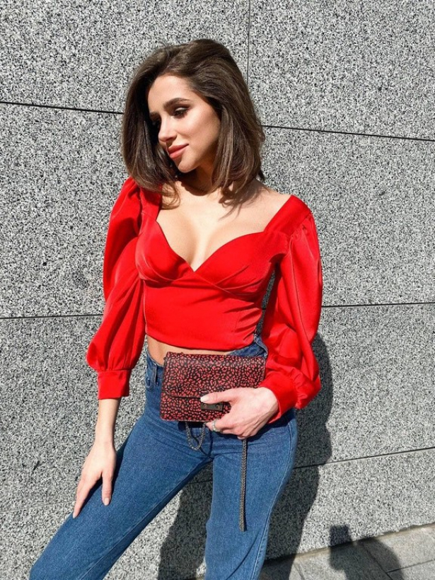 Червона блузка з пишними рукавами