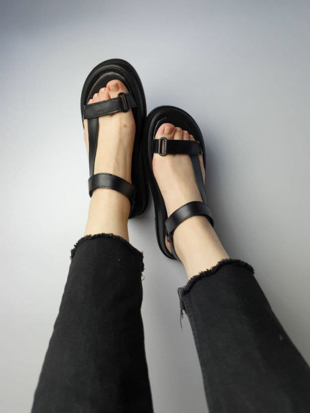 Черные кожаные сандалии на липучках