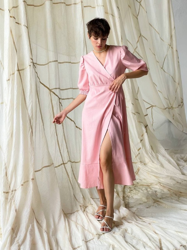 Рожева льняна сукня міді на запах