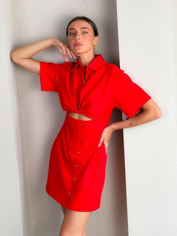 Червона сукня сорочка з розрізом на талії