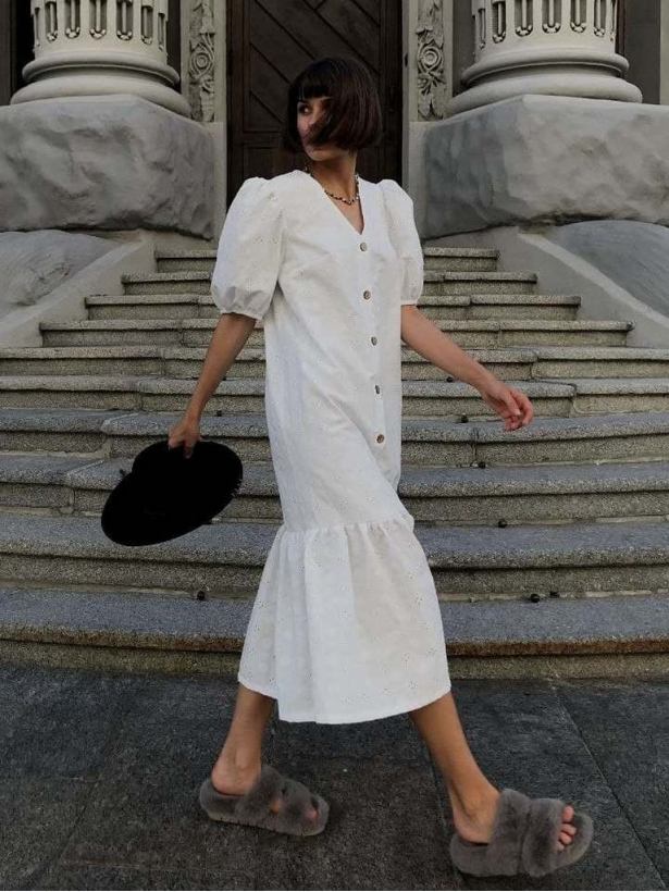 Біла сукня міді з батисту з вишивкою