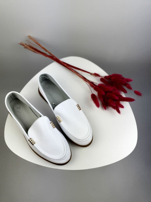 Белые кожаные туфли лоферы с золотой деталью