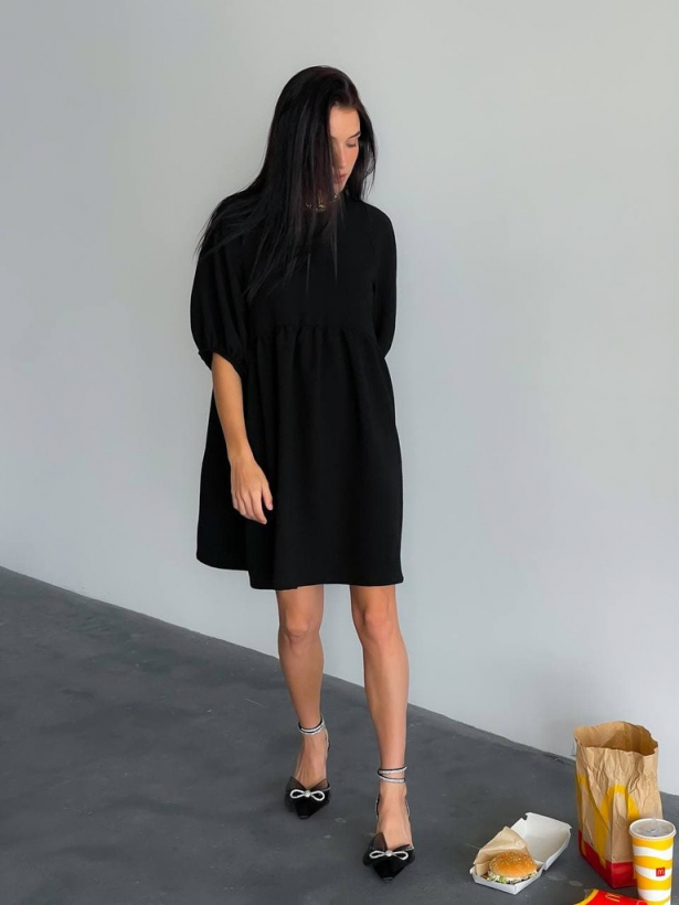 Чорне плаття із щільної тканини об'ємного крою