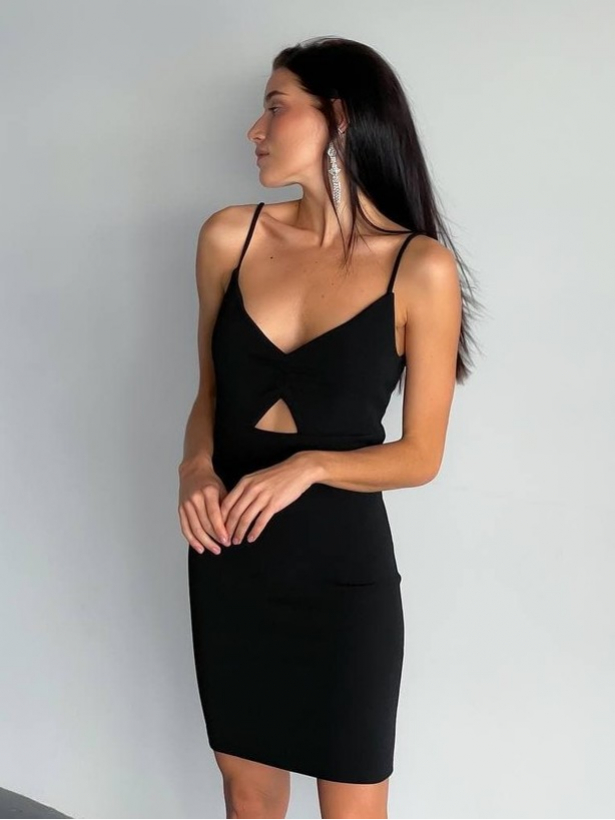 Чорна коротка сукня з вирізом під грудьми