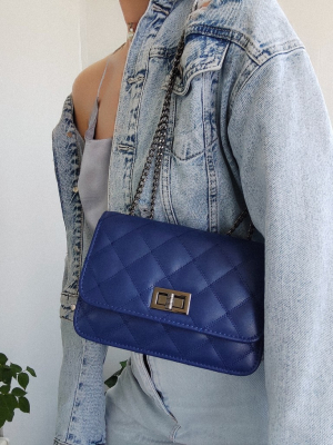 Синя стьобана сумка через плече на ланцюжку 