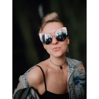 Mirror sunglasses in a marble frame