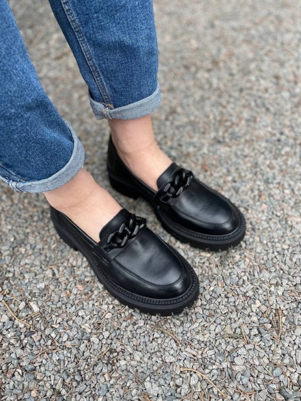 Чорні шкіряні туфлі лофери з ланцюжком