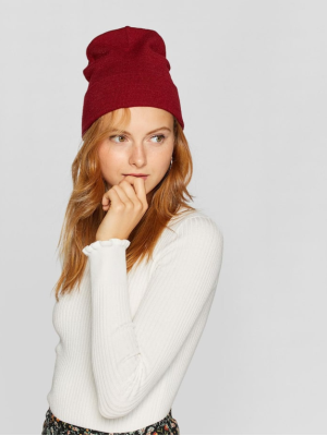 Вишнева шапка біні Вишнева шапка біні