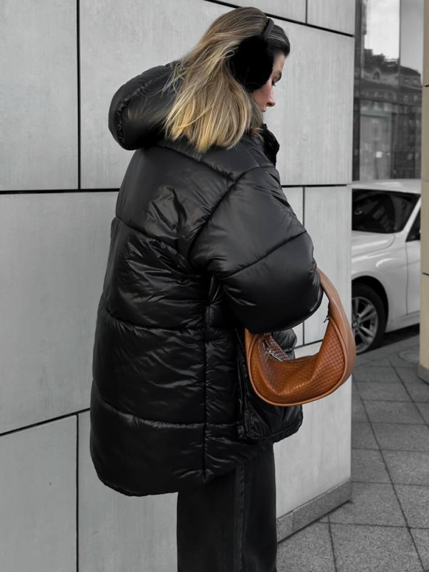 Чорна зимова куртка з капюшоном