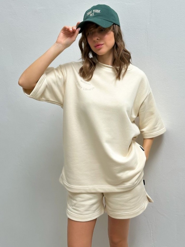 Beige cotton shorts suit with embroidered t-shirt