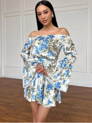 Білий шовковий комбінезон шорти в блакитні квіти