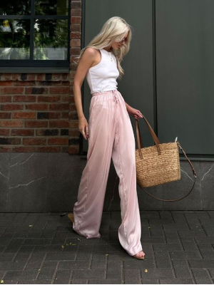 Пудрові шовкові прямі штани в білизняному стилі