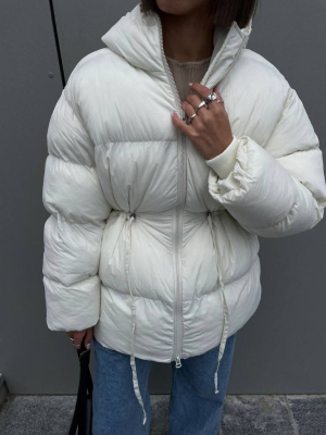 Зимовий пуховик айворі з куліскою на талії