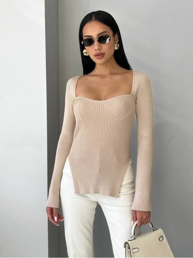 Ribbed top with slits on the sides