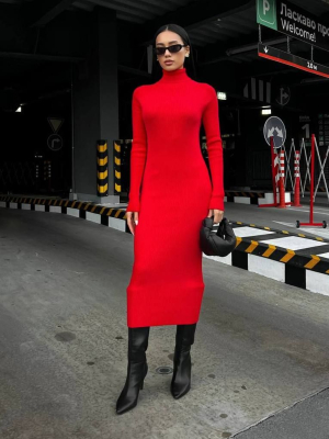 Безшовна сукня гольфик міді в рубчик з віскози