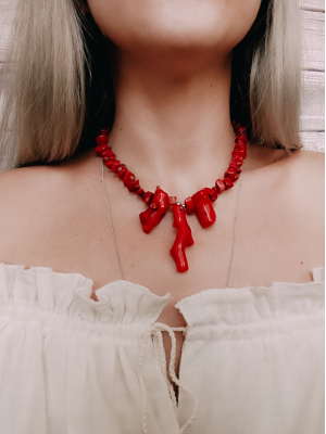 Червоне намисто з гілками коралу