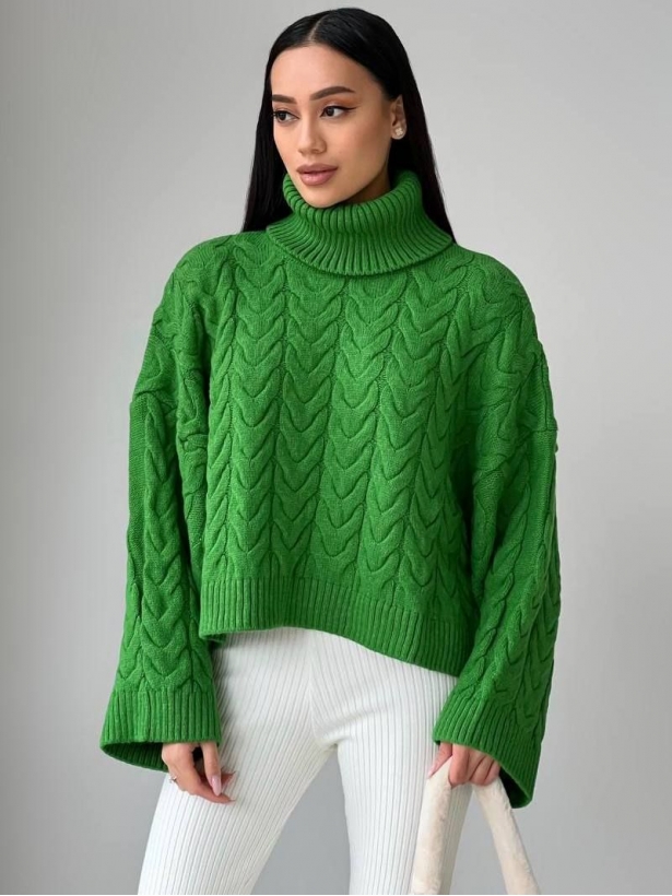Short oversized braided sweater