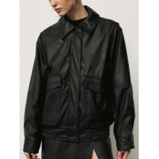 Чорна шкіряна куртка у вінтажному стилі