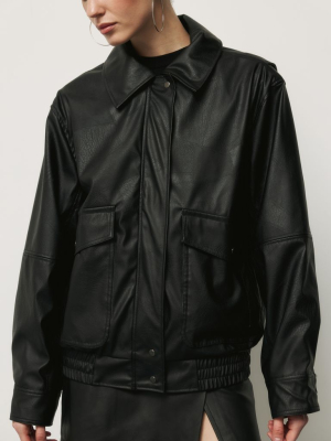 Чорна шкіряна куртка у вінтажному стилі