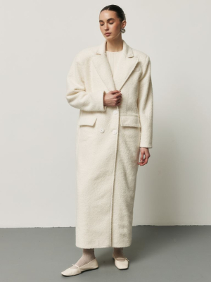 Молочне довге пряме пальто з акцентними плечима