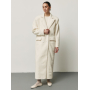 Молочне довге пряме пальто з акцентними плечима