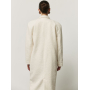 Молочне довге пряме пальто з акцентними плечима