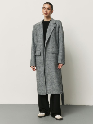 Сіре пальто міді з поясом та підплічниками