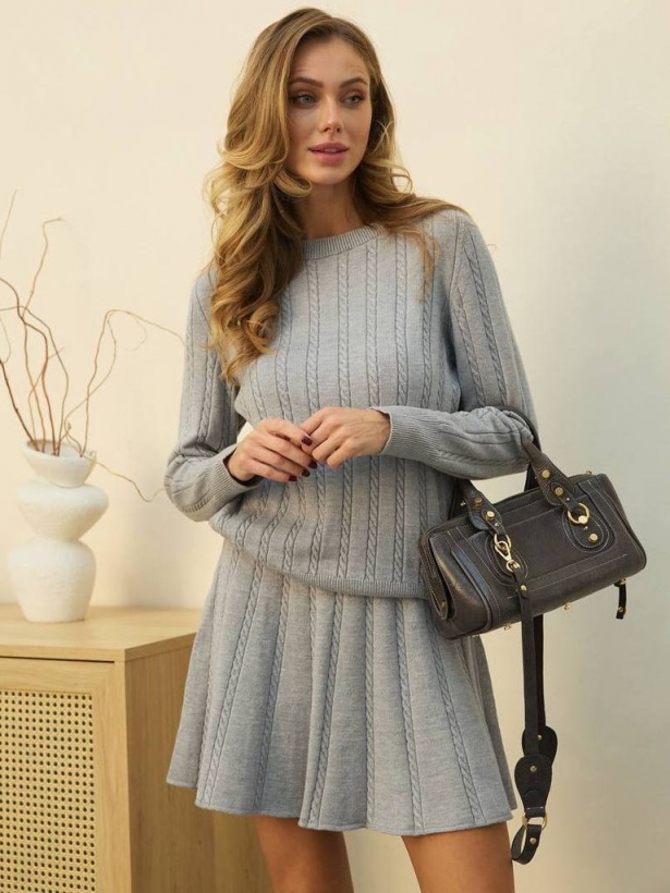 Natural yarn knitted mini skirt suit