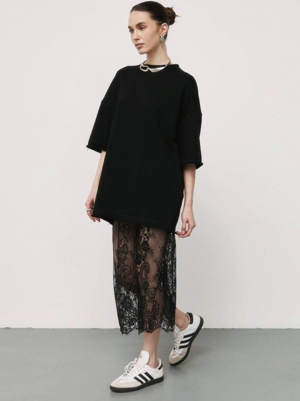 Black elongated T-shirt with lace skirt suit