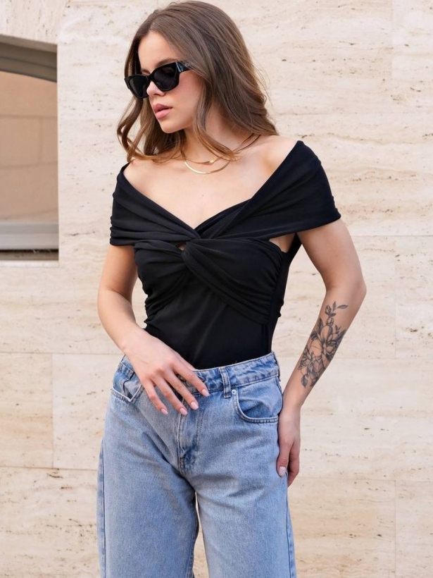Black knotted open shoulders tank top