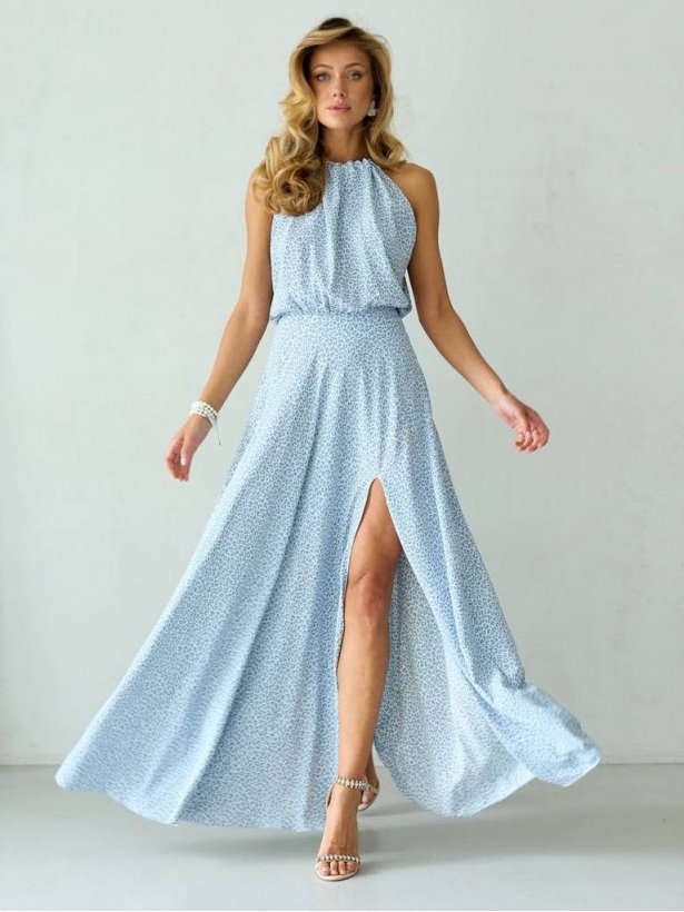 Блакитна довга сукня халтер з розрізом на спині