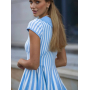 Смугаста сукня з коротким рукавом і коміром 