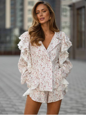 Мусліновий костюм з шортами та сорочкою з рюшами Мусліновий костюм з шортами та сорочкою з рюшами