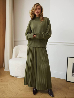 В'язаний костюм з широкими плісованими штанами