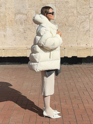 Молочний пуховик oversized з капюшоном
