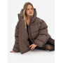 Коричневий пуховик oversized з капюшоном