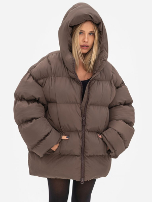 Коричневий пуховик oversized з капюшоном