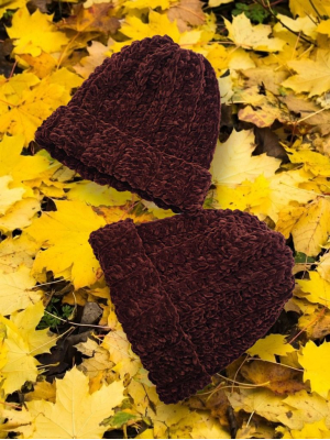 Шоколадна в'язана шапка ручної роботи з велюру Шоколадна в'язана шапка ручної роботи з велюру
