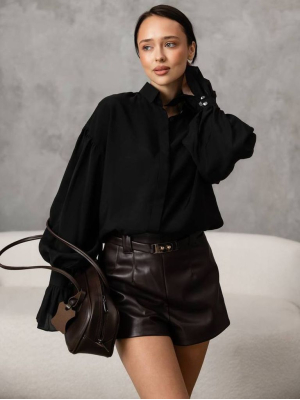 Шкіряні короткі шорти з пряжкою 