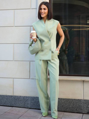 Брючний костюм з двобортним жилетом