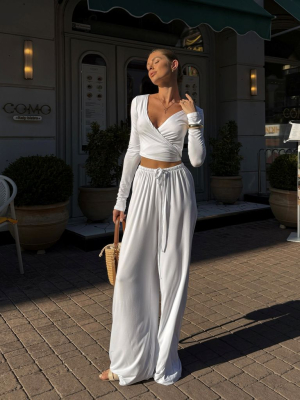 Білий віскозний костюм з топом та широкими штанами 