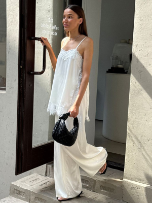 Білий шовковий брючний костюм з мереживом