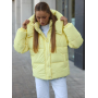 Жовтий короткий зимовий пуховик з капюшоном