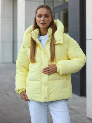 Жовтий короткий зимовий пуховик з капюшоном