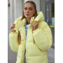 Жовтий короткий зимовий пуховик з капюшоном