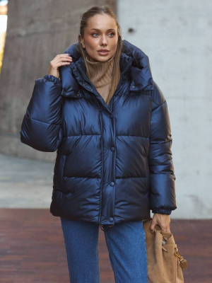 Короткий зимовий пуховик з капюшоном синій металлік