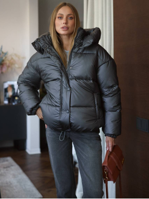 Короткий зимовий пуховик з капюшоном графітовий металлік