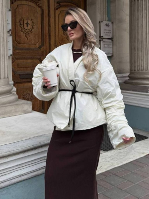 Молочна демісезонна коротка куртка кімоно