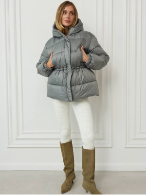 Сіра зимова куртка з куліскою на талії