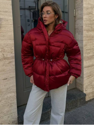 Вишнева зимова куртка з куліскою на талії